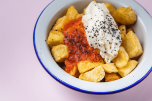 alt="patatas bravas en Ruzafa"